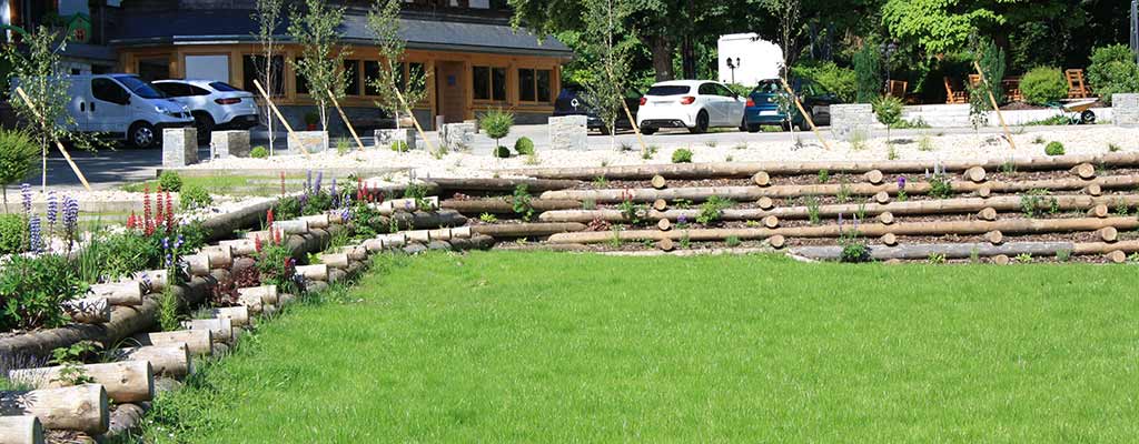 blocages rondins et parking aux abords du restaurant