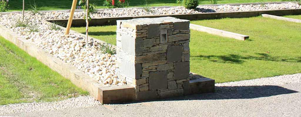 totem pierre naturelle et balisage nuit